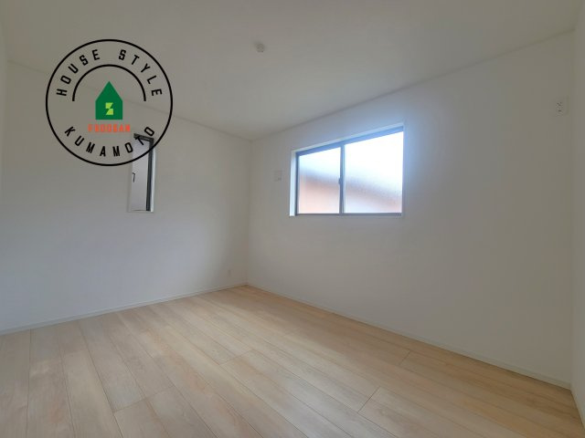 宇土市岩古曽町第2-7棟（4号棟）の洋室|採光良好な洋室は全居室、複層ガラスの遮熱効果と断熱効果で、一年中快適に過ごせます。