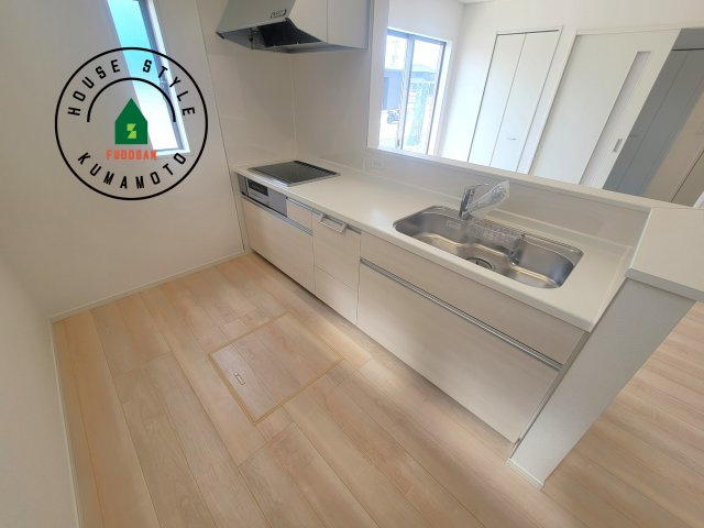 宇土市岩古曽町第2-7棟（4号棟）のキッチン|ダイニングテーブルへの配膳がラクラク、お料理はかどるカウンター付きシステムキッチン！