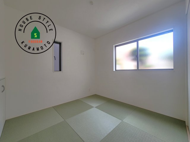 宇土市岩古曽町第2-7棟（4号棟）の和室|和室を上手に活用すると暮らし方の幅が広がります。例えば普段は開け放して、子供の小さいうちはお昼寝や遊びのスペースに。畳はソフトなので転んでもケガをしにくく安心です