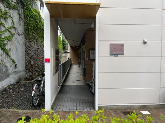 神戸市兵庫区熊野町１丁目の賃貸マンションのエントランス