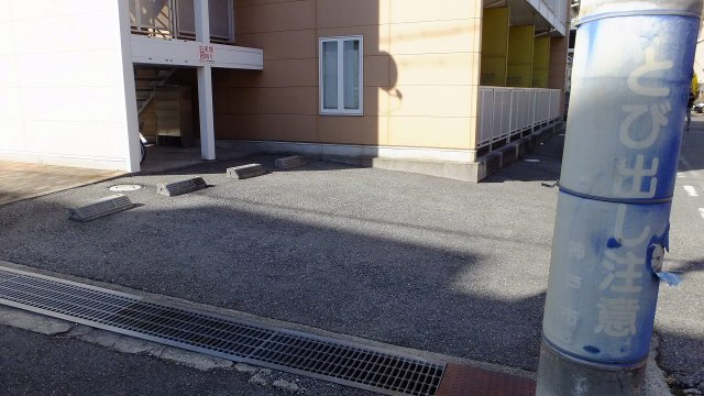 神戸市兵庫区熊野町１丁目の賃貸マンションの駐車場