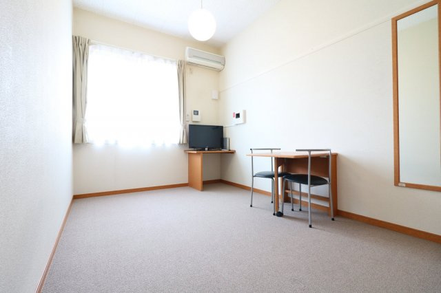 レオパレス西丸山の居間・リビング