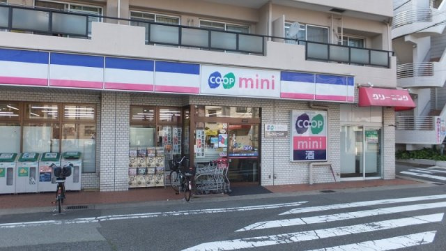 神戸市兵庫区石井町４丁目の賃貸マンションの居間・リビング|スーパーまで約200ｍ。徒歩3分。