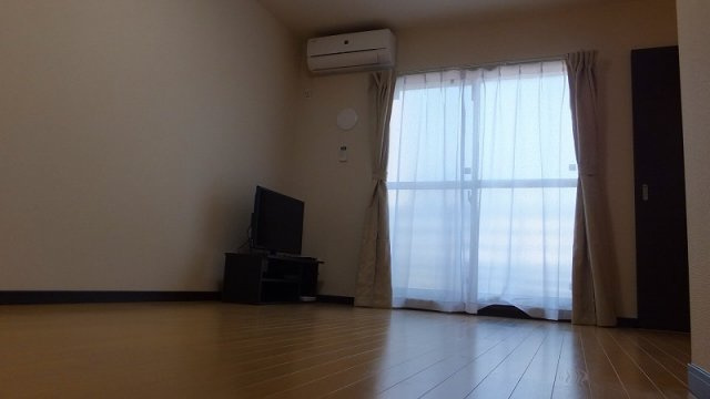 三田市天神３丁目のアパートの居間・リビング