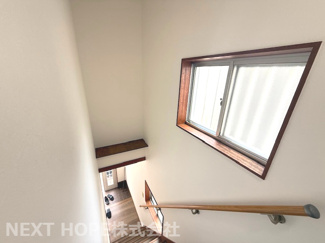 【内装】 | リフォーム完成！尼崎市昭和南通８丁目中古テラスハウス　 | 階段部分です♪手すり付きでお子様も安心・安全に昇り降りができます！！