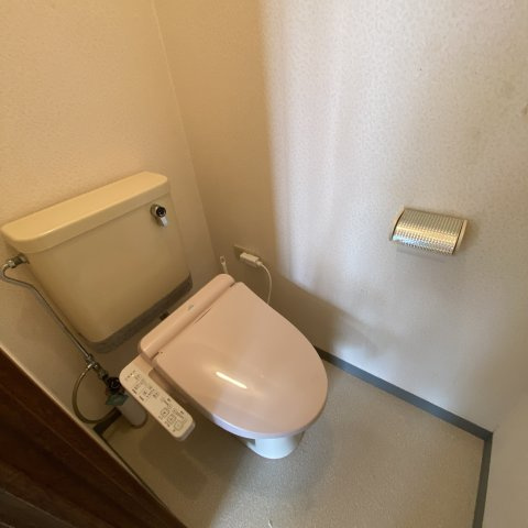 ハイツカレッヂのトイレ|ゆったりとした空間のトイレです