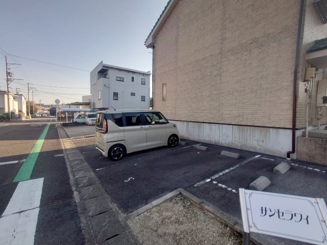 サンセラヴィの駐車場