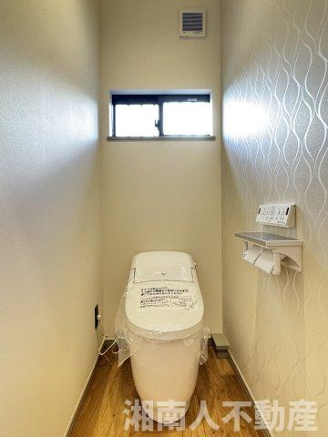 鎌倉市笛田６丁目１８－５戸建てのトイレ|落ち着いた色調のトイレです