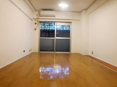 千石明穂ハイツの寝室|広くて明るい寝室