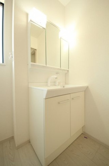 【独立洗面台】 | 〇独立洗面台〇
朝の身支度には欠かせない独立洗面化粧台！鏡の後ろにも収納スペースがあります！/25.4.29撮影
