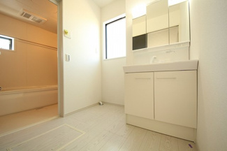 【ランドリースペース】 | 〇室内洗濯機置き場〇
充分な洗濯スペース。小窓もついているので、換気もできます！/25.4.29撮影