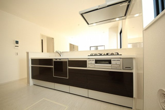 【キッチン】 | 〇キッチン〇
お子さんの様子を見守りながらお料理ができるカウンターキッチン！ガスコンロも3個口ついているのでお料理の幅も広がりそうですね！/25.4.29撮影
