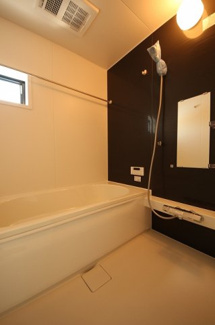 【浴室】 | 〇浴室〇
雨の日の洗濯物にも便利な浴室乾燥機付きの浴室です！冬場も暖かく快適に入浴できます！/25.4.29撮影
