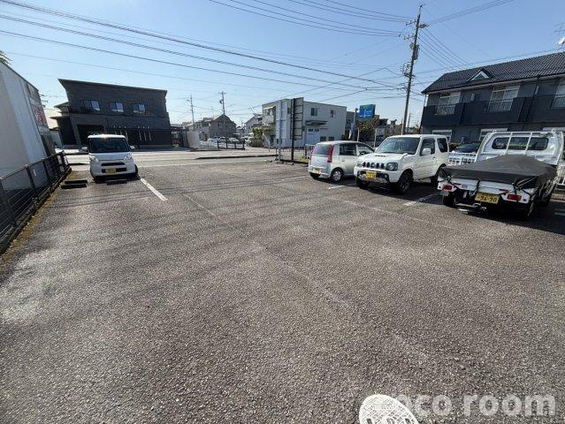 エルフィンの駐車場
