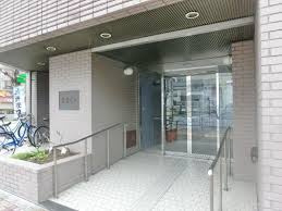 金泉ビルのエントランス