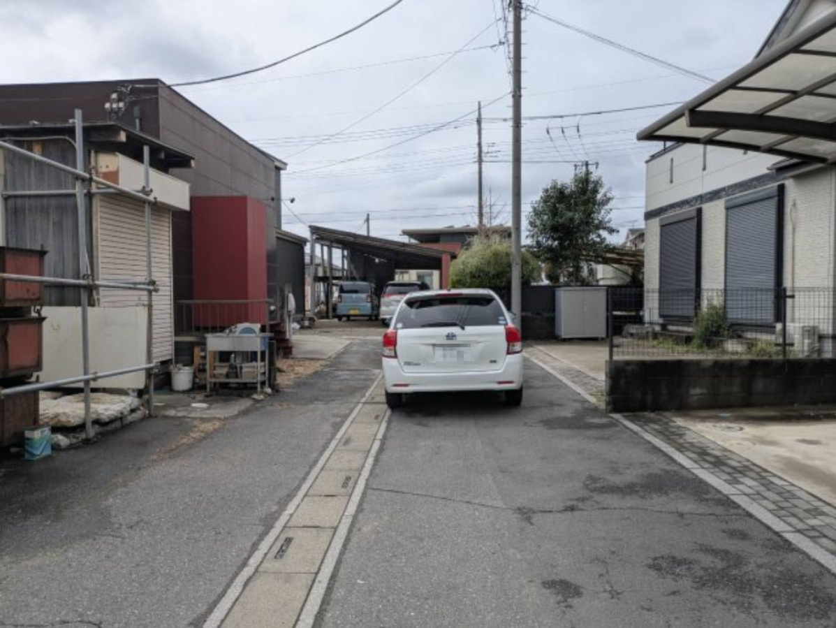 三郷市彦糸１丁目の倉庫の周辺