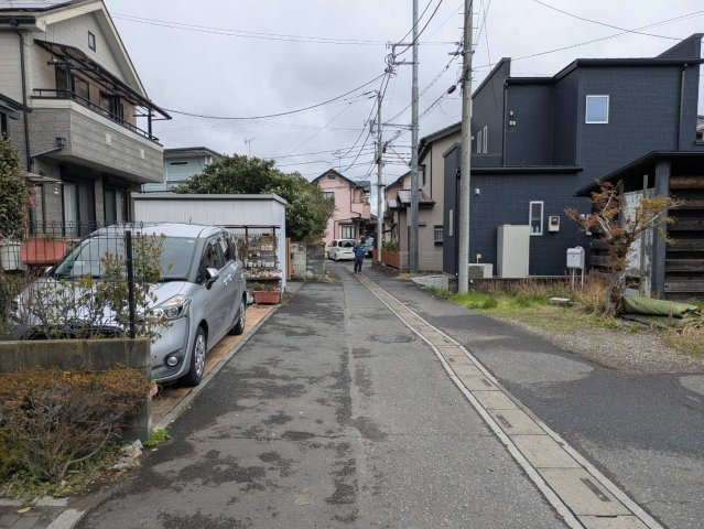 三郷市彦糸１丁目の倉庫の周辺