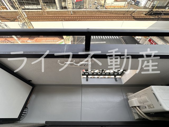 小阪駅前ヴィラデステのバルコニー|暖かな日差しのふりそそぐバルコニー