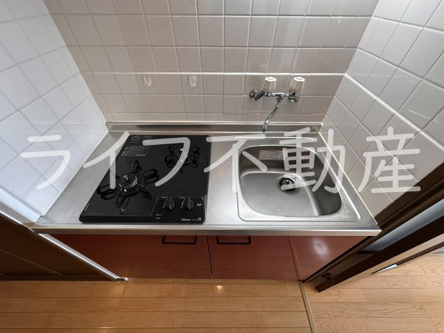 小阪駅前ヴィラデステのキッチン|コンパクトなキッチンで掃除もラクラク