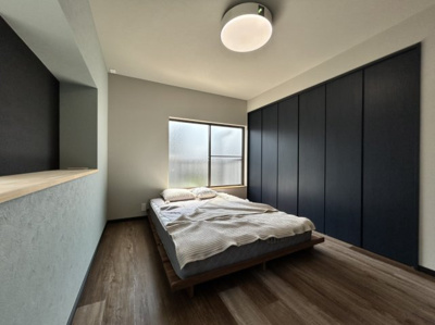 【寝室】 | 草津市西矢倉２丁目　天然木フルリノベーション | 収納も大きくとってあります