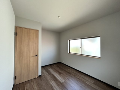 【洋室】 | 草津市西矢倉２丁目　天然木フルリノベーション | 5.5帖の洋室です