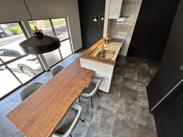 草津市西矢倉２丁目　天然木フルリノベーションのキッチン|天然木（アサメラ）のダイニング+カウンター一体型テーブル