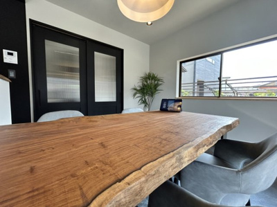 【ダイニング】 | 草津市西矢倉２丁目　天然木フルリノベーション | 天然木（アサメラ）のダイニング+カウンター一体型テーブル
