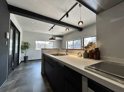 【キッチン】 | 草津市西矢倉２丁目　天然木フルリノベーション | リクシルのキッチンです