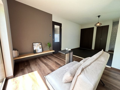 【居間・リビング】 | 草津市西矢倉２丁目　天然木フルリノベーション | クリエイター厳選の家具・照明付きで販売しています