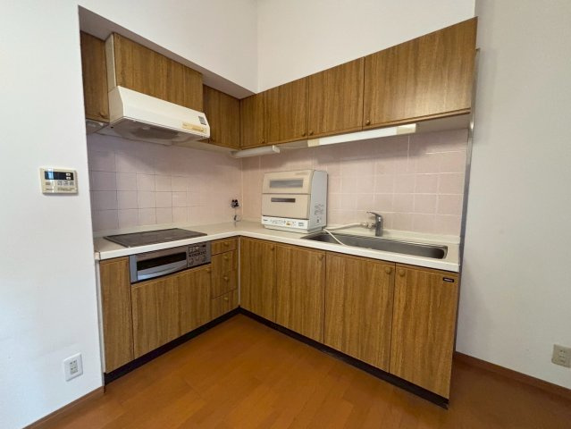 ソレイユ神足のキッチン|L字型のキッチンです！作業スペースがコンパクトでお料理が捗ります！
IHクッキングヒーターなので比較的安心。