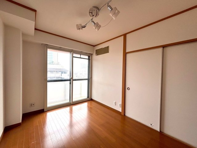 ソレイユ神足の洋室|洋室６帖西側
南からの採光がダイレクトに差し込み明るいお部屋です♪