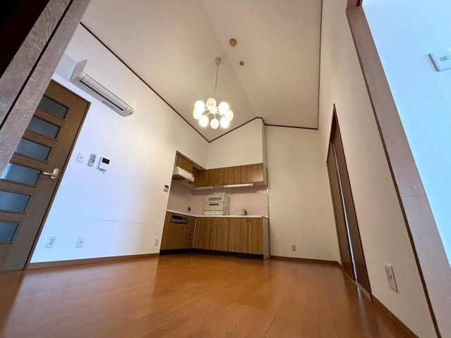 ソレイユ神足のキッチン|勾配天井で空間が広く感じられるのは、一番の大きな魅力！