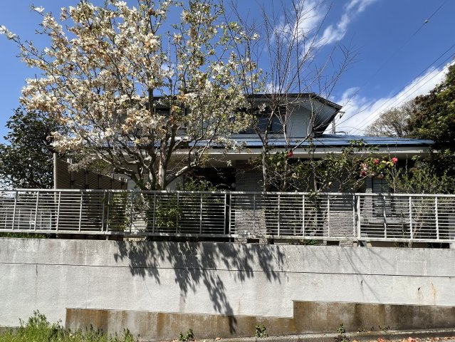 高台の閑静な住宅街の角地の和室が3部屋あるとても大きな戸建住宅