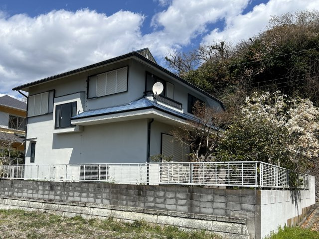 高台の閑静な住宅街の角地の和室が3部屋あるとても大きな戸建住宅の外観