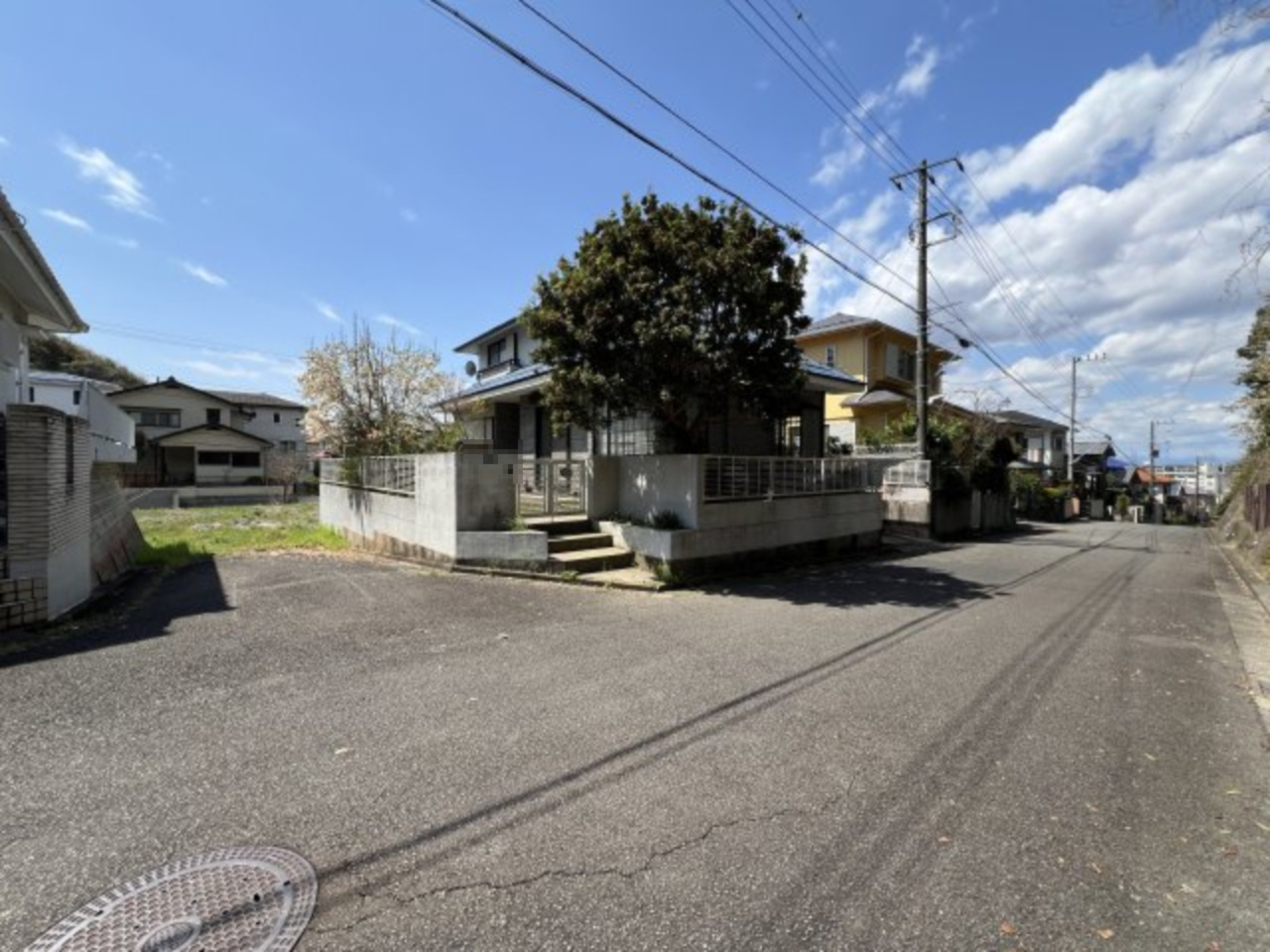 高台の閑静な住宅街の角地の和室が3部屋あるとても大きな戸建住宅の外観