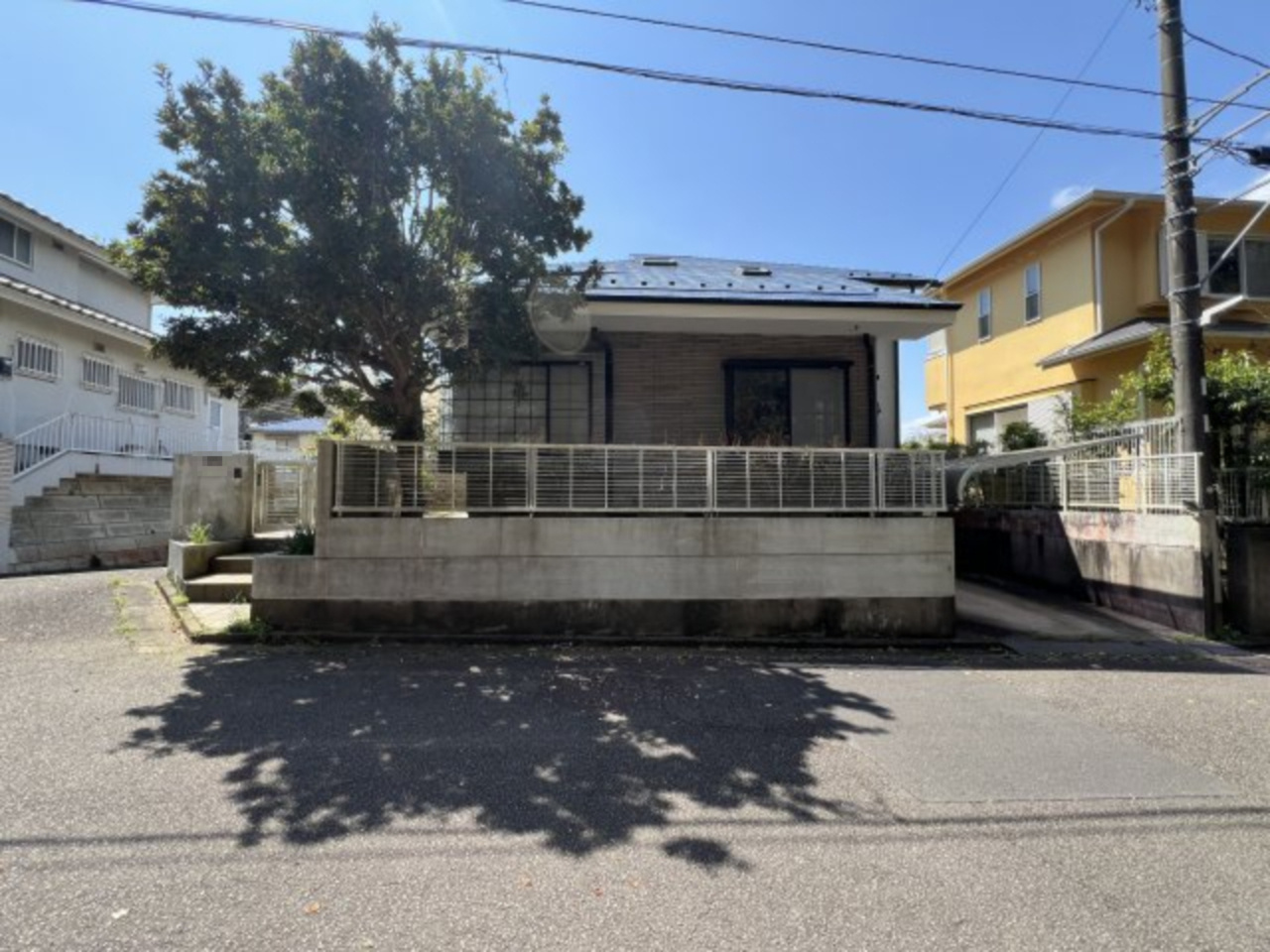 高台の閑静な住宅街の角地の和室が3部屋あるとても大きな戸建住宅の外観