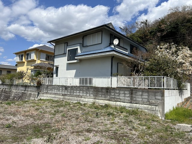 高台の閑静な住宅街の角地の和室が3部屋あるとても大きな戸建住宅の外観
