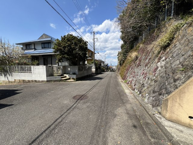 高台の閑静な住宅街の角地の和室が3部屋あるとても大きな戸建住宅の前面道路含む現地写真