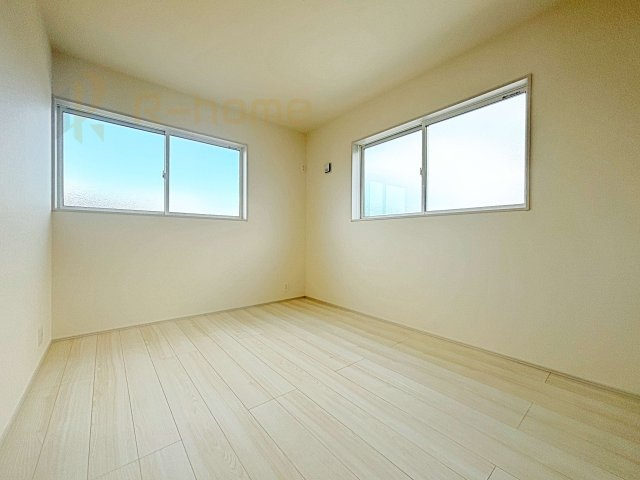 水戸市河和田3期　新築戸建て　1号棟の洋室|2面窓の風通しの良い洋室です♪差し込む暖かな陽当たりで、室内がくつろげる空間に早変わりです♪