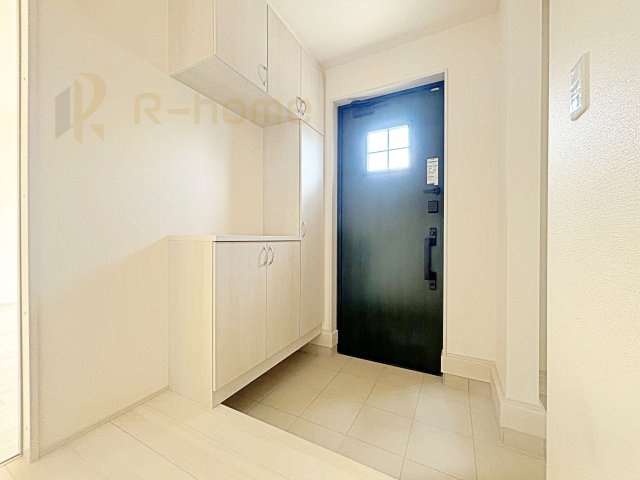 水戸市河和田3期　新築戸建て　1号棟の玄関|玄関には便利なシューズインクローゼットを設置。アウトドア用品やベビーカーなどの収納に役立ちますね♪