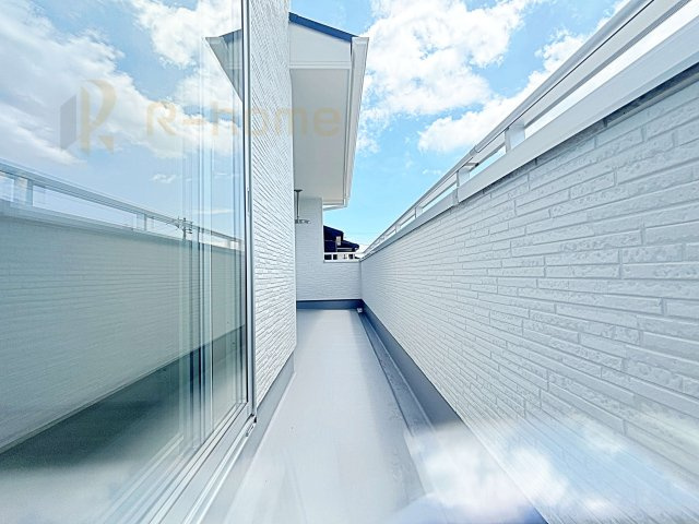 水戸市河和田3期　新築戸建て　1号棟のバルコニー|お布団やラグなどの大きな物も干しやすい広々としたバルコニー！