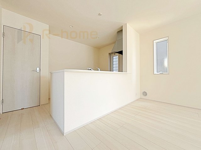 水戸市河和田3期　新築戸建て　1号棟のキッチン|リビングで遊ぶお子様にも目が届くカウンターキッチン！