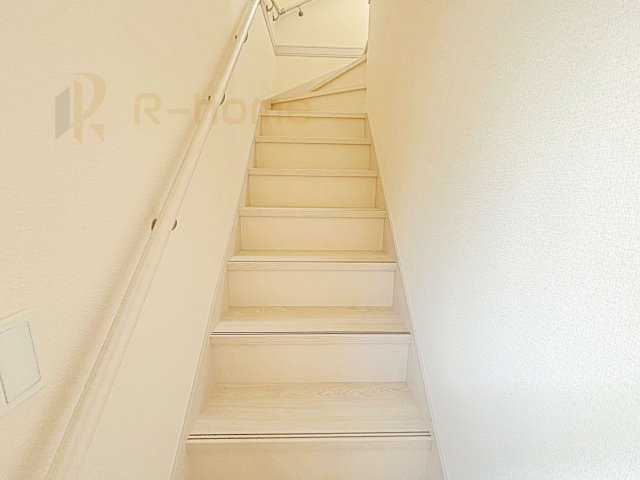 水戸市河和田3期　新築戸建て　1号棟の内装|手すりのついた階段！
小さなお子様の利用も一安心です♪