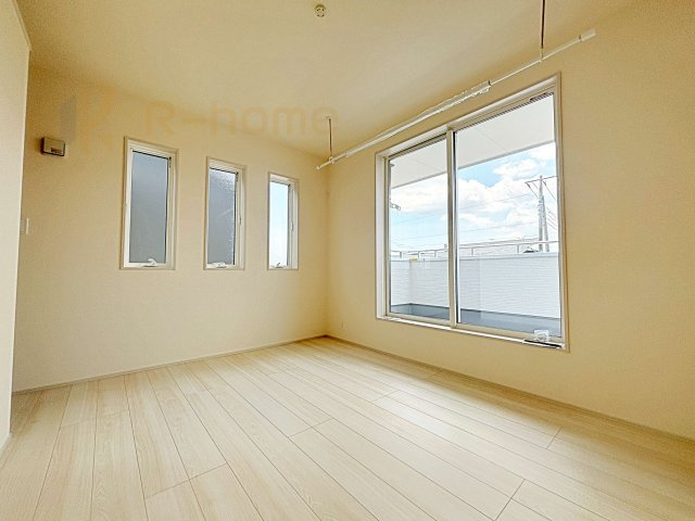 水戸市河和田3期　新築戸建て　1号棟の洋室|どんな部屋にもしやすいシンプルな洋室！ホスクリーン付きで雨の日や花粉の季節もお洗濯ラクラク♪