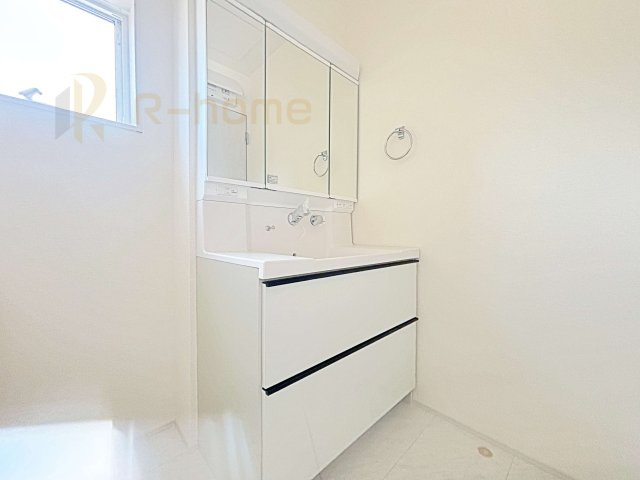 水戸市河和田3期　新築戸建て　1号棟の洗面所|清潔感溢れる洗面台は嬉しい三面鏡付き。洗剤や歯ブラシなどもすっきり収納できます♪