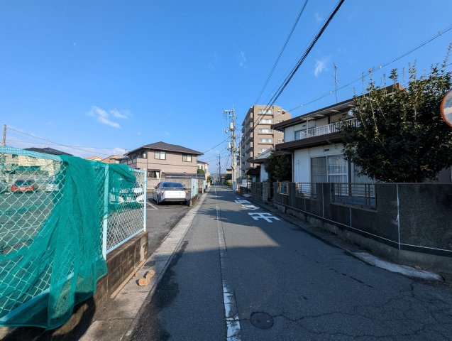 【建築条件なし　中区国富　土地】の前面道路含む現地写真|警察署方面まで通行が可能です。