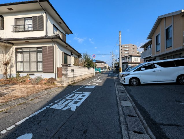 【建築条件なし　中区国富　土地】の外観|道路は幅が約4.5mあり、車の通行が容易です。