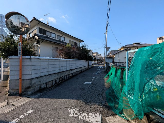 【建築条件なし　中区国富　土地】の前面道路含む現地写真|北西側には駐車場があります。
