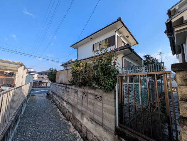 【建築条件なし　中区国富　土地】の外観|南西側には路地があります。