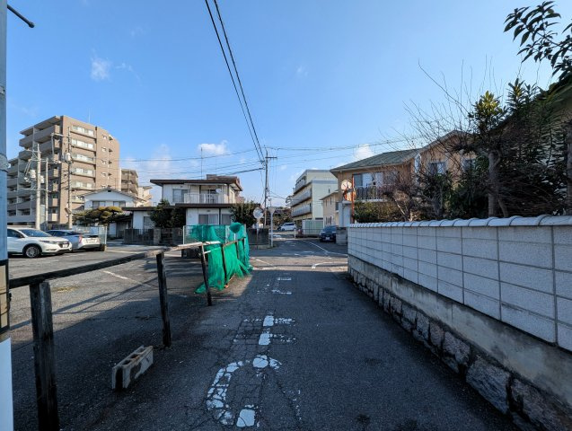 【建築条件なし　中区国富　土地】の前面道路含む現地写真|周辺は静かな住宅街となります。